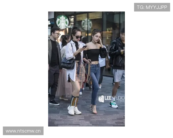 彭帅这组街拍把我逗笑了——球场冷面女王，私服像随手掏出无敌信用卡的阔太